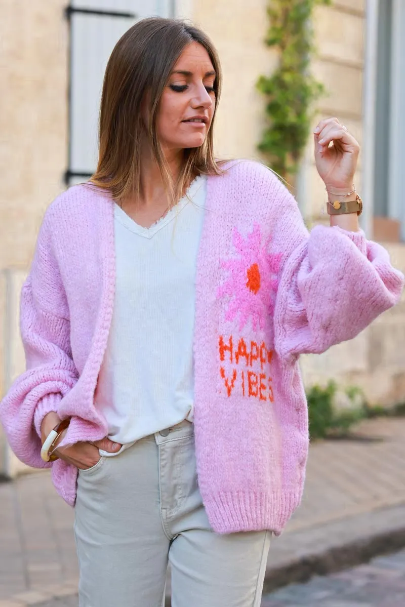 Gilet rose pâle grosse maille manches bouffantes broderie fleurs Happy Vibes