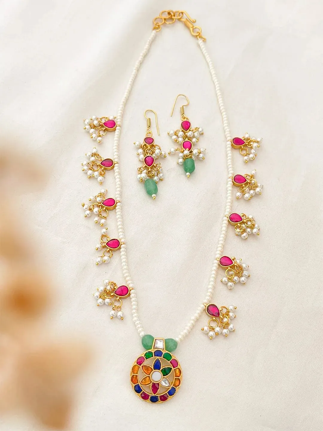 Star Shaped Pendant Studded Kundan Jadau Necklace Set