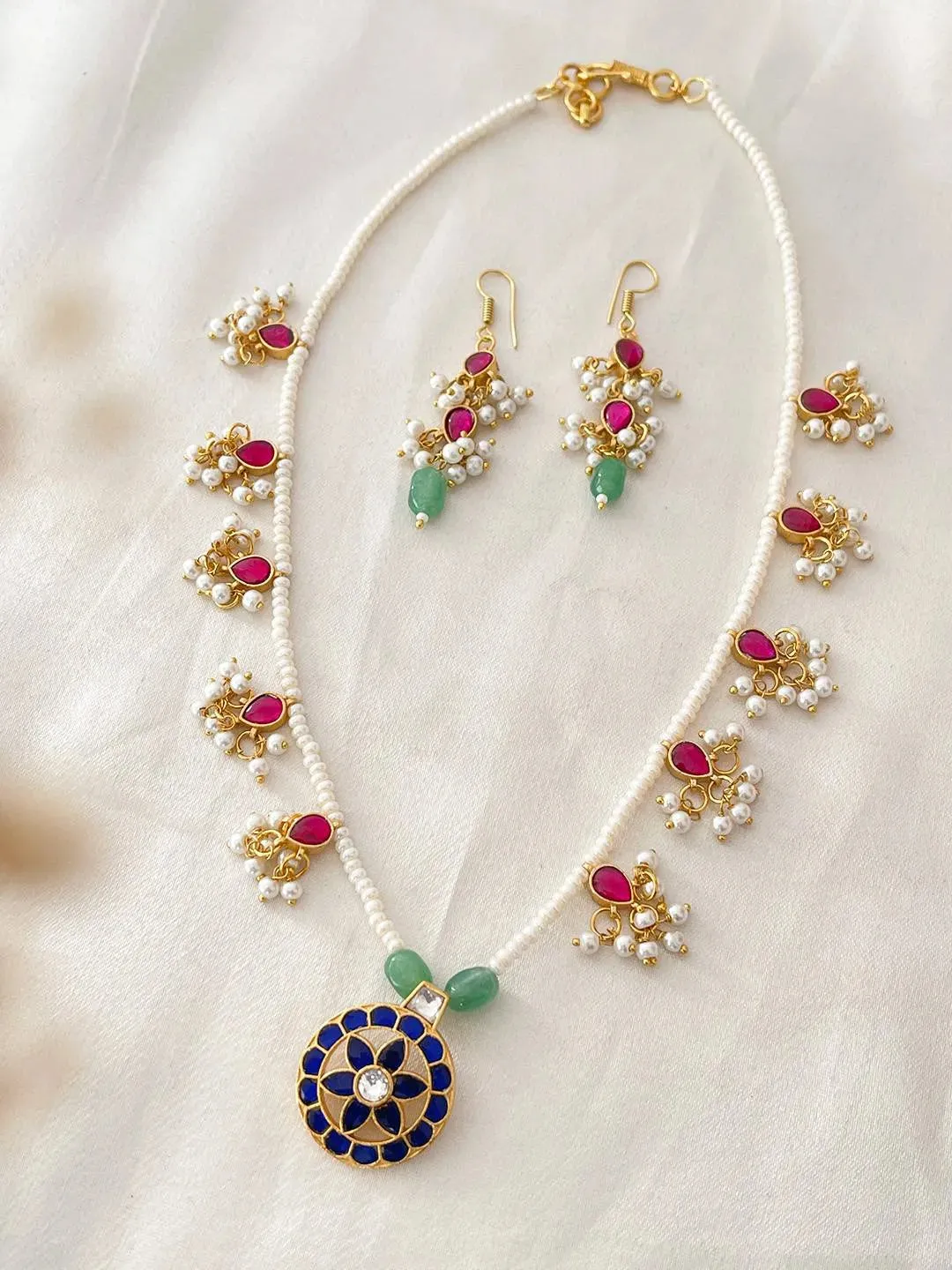 Star Shaped Pendant Studded Kundan Jadau Necklace Set