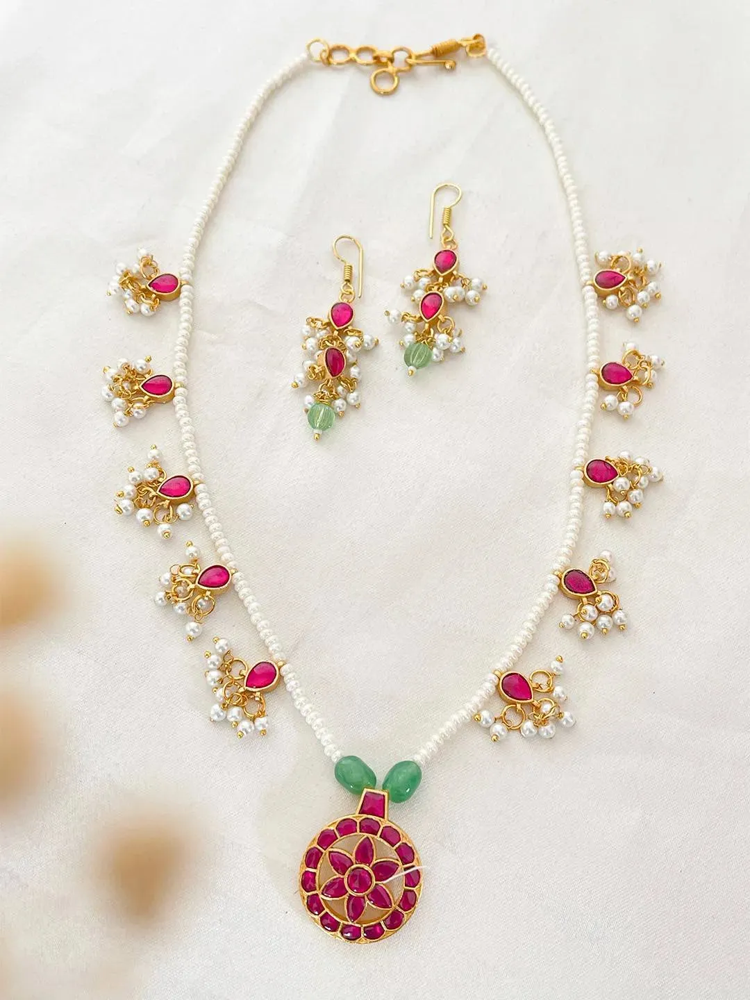 Star Shaped Pendant Studded Kundan Jadau Necklace Set